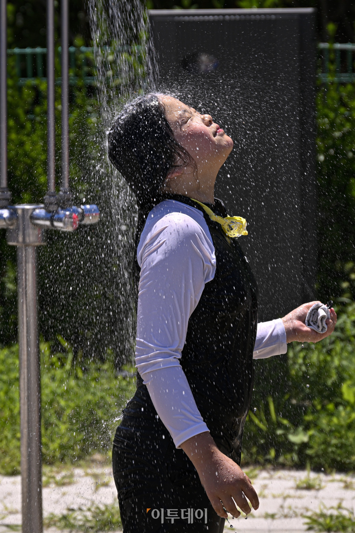 ▲전국 대부분 지역에 폭염경보가 발효된 27일 서울 영등포구 한강공원 여의도 수영장에서 시민들이 물놀이를 하며 더위를 식히고 있다. 이날 기상청은 전국에 폭염특보가 발효된 가운데 최고체감온도가 35도 내외로 올라 매우 무덥겠으니 온열질환에 각별한 주의가 필요하다고 예보했다. 조현호 기자 hyunho@