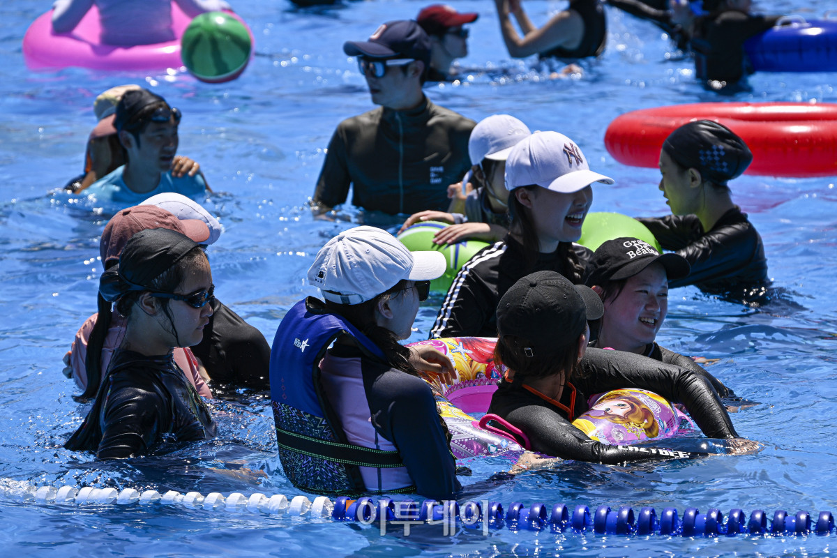 ▲전국 대부분 지역에 폭염경보가 발효된 27일 서울 영등포구 한강공원 여의도 수영장에서 시민들이 물놀이를 하며 더위를 식히고 있다. 이날 기상청은 전국에 폭염특보가 발효된 가운데 최고체감온도가 35도 내외로 올라 매우 무덥겠으니 온열질환에 각별한 주의가 필요하다고 예보했다. 조현호 기자 hyunho@