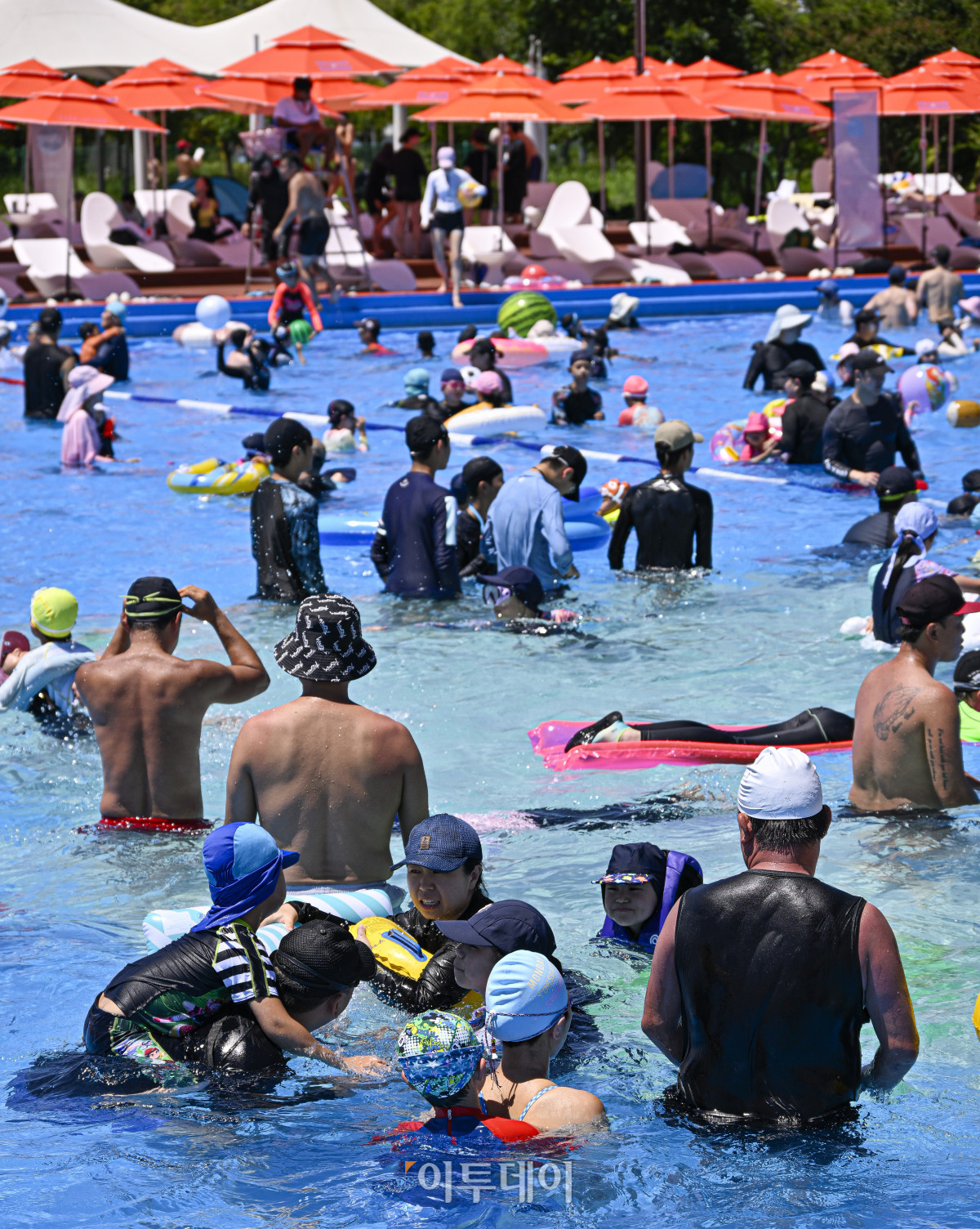 ▲전국 대부분 지역에 폭염경보가 발효된 27일 서울 영등포구 한강공원 여의도 수영장에서 시민들이 물놀이를 하며 더위를 식히고 있다. 이날 기상청은 전국에 폭염특보가 발효된 가운데 최고체감온도가 35도 내외로 올라 매우 무덥겠으니 온열질환에 각별한 주의가 필요하다고 예보했다. 조현호 기자 hyunho@