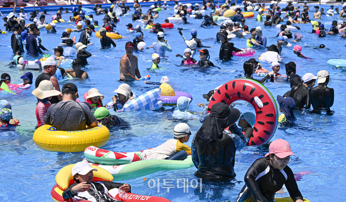 ▲전국 대부분 지역에 폭염경보가 발효된 27일 서울 영등포구 한강공원 여의도 수영장에서 시민들이 물놀이를 하며 더위를 식히고 있다. 이날 기상청은 전국에 폭염특보가 발효된 가운데 최고체감온도가 35도 내외로 올라 매우 무덥겠으니 온열질환에 각별한 주의가 필요하다고 예보했다. 조현호 기자 hyunho@