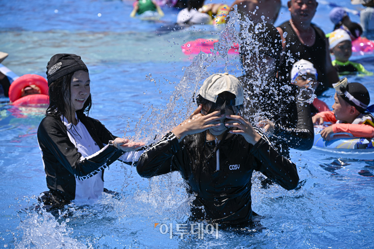 ▲전국 대부분 지역에 폭염경보가 발효된 27일 서울 영등포구 한강공원 여의도 수영장에서 시민들이 물놀이를 하며 더위를 식히고 있다. 이날 기상청은 전국에 폭염특보가 발효된 가운데 최고체감온도가 35도 내외로 올라 매우 무덥겠으니 온열질환에 각별한 주의가 필요하다고 예보했다. 조현호 기자 hyunho@