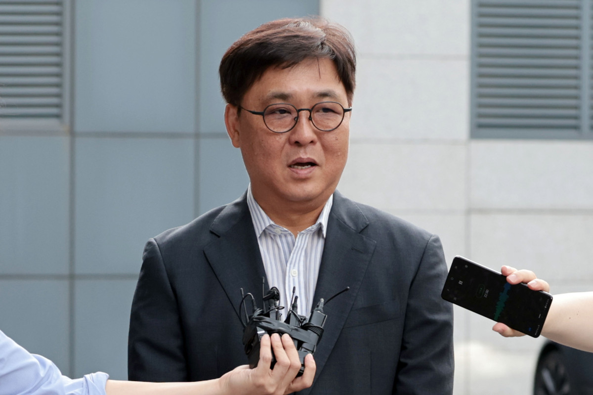 ▲최휘영 문화체육관광부 장관 후보자가 14일 서울 종로구에 마련된 인사청문회 준비 사무실로 첫 출근하며 취재진 질문에 답하고 있다. (연합뉴스)