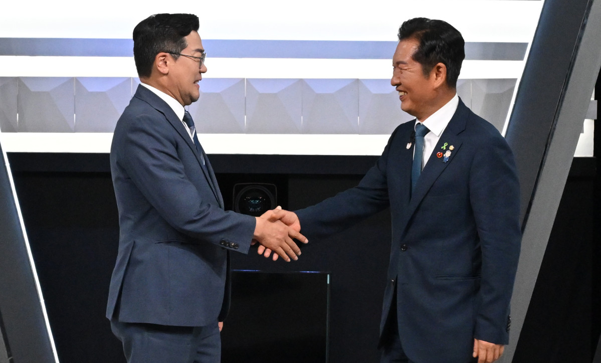 ▲정청래(오른쪽), 박찬대 더불어민주당 당대표 후보가 27일 오후 서울 여의도 KBS 신관 공개홀에서 TV토론회 시작 전 악수를 하며 포즈를 취하고 있다. (뉴시스)