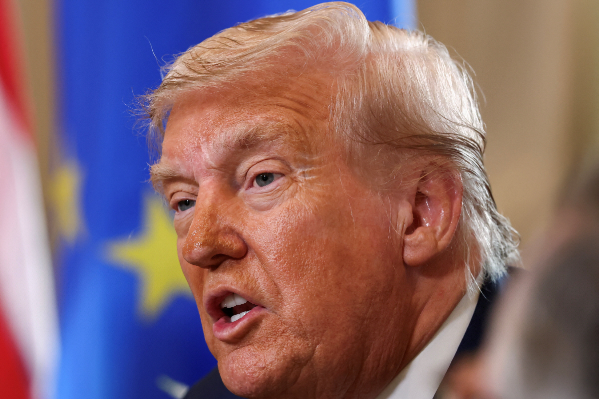 ▲도널드 트럼프 미국 대통령이 27일(현지시간) 우르줄라 폰데어라이엔 유럽연합(EU) 집행위원장과 회담하고 있다. 턴베리(스코틀랜드)/로이터연합뉴스