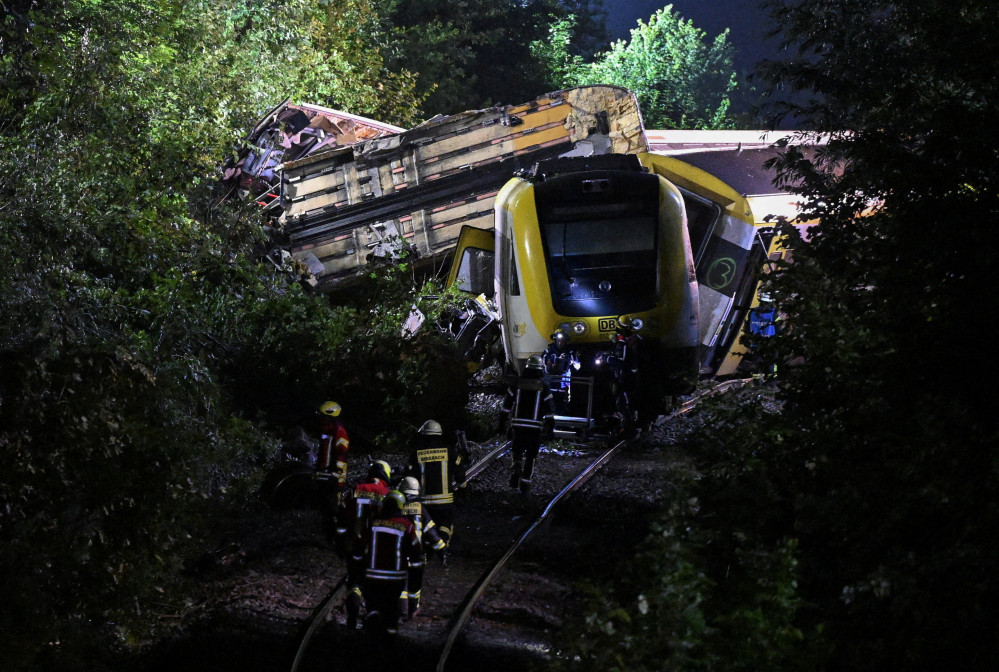 ▲27일(현지시간) 독일 비베라흐 인근 리들링겐에서 지역 열차가 탈선해 여러 승객이 사망한 사고 현장에서 긴급 구조대원들이 작업을 벌이고 있다. (로이터/연합뉴스)