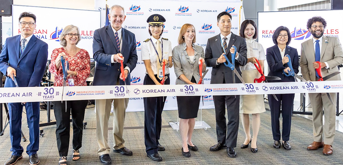 ▲석인학 워싱턴공항지점장(오른쪽에서 네번째)을 비롯한 대한항공 주요 관계자들과 워싱턴 공항당국 관계자들이 기념촬영을 하는 모습. (사진=대한항공)