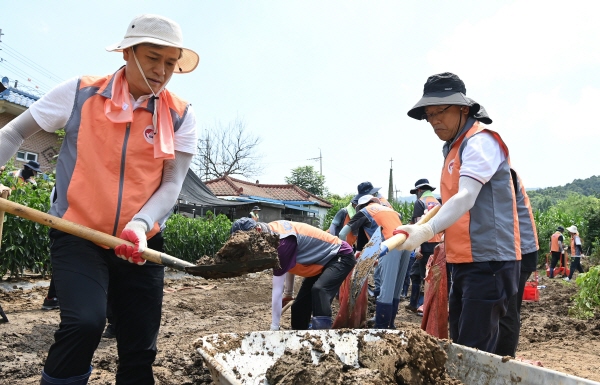 ▲김동철 한국전력 사장(오른쪽)과 최철호 전국전력노동조합 위원장(왼쪽)을 비롯한 임직원들이 경기도 가평에서 피해 복구 봉사활동을 펼치는 모습 (한국전력)