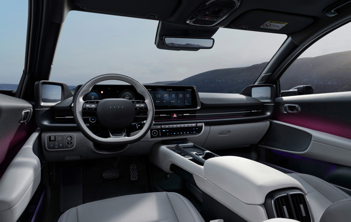 ▲현대자동차가 국내 전기차 중 1회 충전 최대 주행가능거리를 달성한 전용 전기차 ‘더 뉴 아이오닉 6’를 28일 출시했다. 더 뉴 아이오닉 6 내장 (사진=현대차)