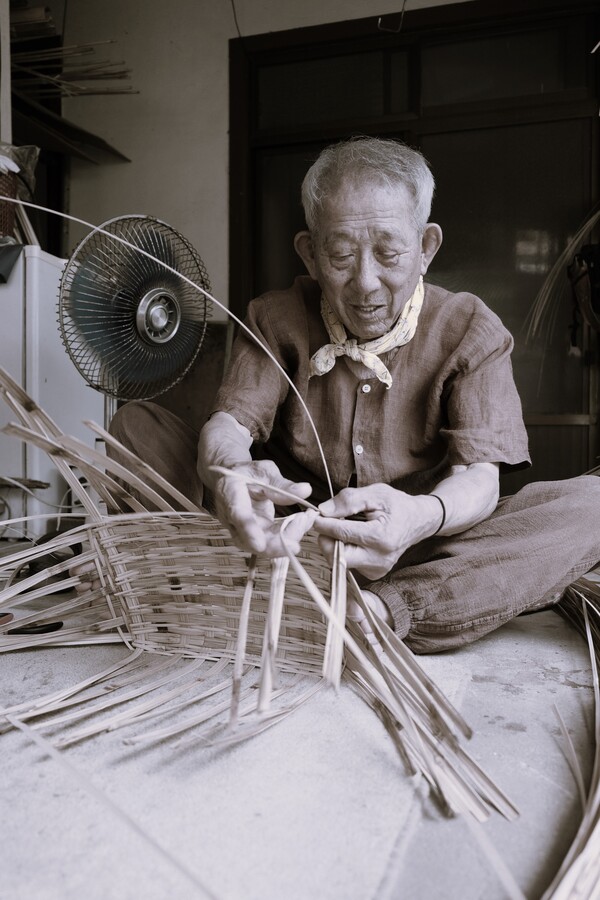 ▲제주도 무형유산 보유자 오영희 구덕장의 작업 모습. (사진제공 제주도)