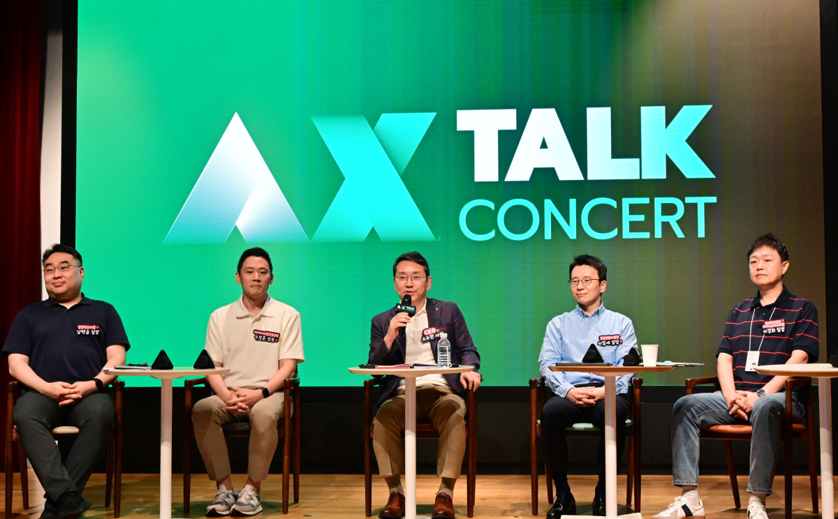 ▲조주완 LG전자 최고경영자(CEO)가 전 구성원 소통행사인 'AX 토크콘서트'에서 AI 기술의 중요성을 강조하며, AX 확산에 앞장서겠다고 밝혔다. (사진제공-LG전자)