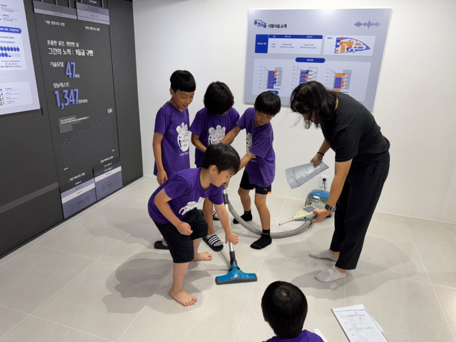 ▲LH ‘체험형 층간소음 예방교육’에 참여한 아이들이 생활속 소음 측정 체험을 진행하고 있다. (사진제공=한국토지주택공사)