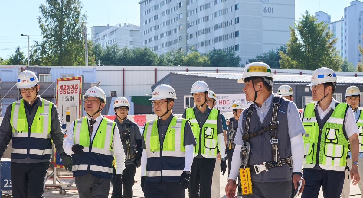 ▲정경구 HDC현대산업개발 대표이사(앞줄 왼쪽 두번째), 조태제 HDC현대산업개발 CSO(앞줄 왼쪽 세번째)가 청주 가경 아이파크 6단지 건설 현장을 점검하고 있다. (사진제공=HDC현대산업개발)