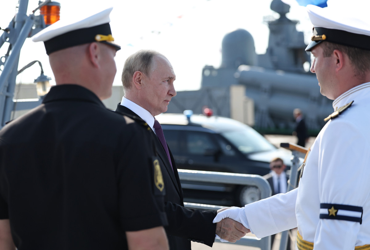 ▲27일(현지시간) 러시아 상트페테르부르크에서 열린 해군의 날 기념 행사에 참석한 블라디미르 푸틴 러시아 대통령이 호위함 '아드미랄 그리고로비치'를 방문해 군인들과 악수하고 있다. (상트페테르부르크/EPA연합뉴스)