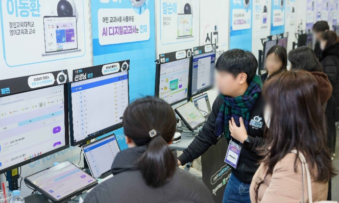 ▲AI디지털교과서를 시연 중인 교사들의 모습. (사진제공=천재교과서)