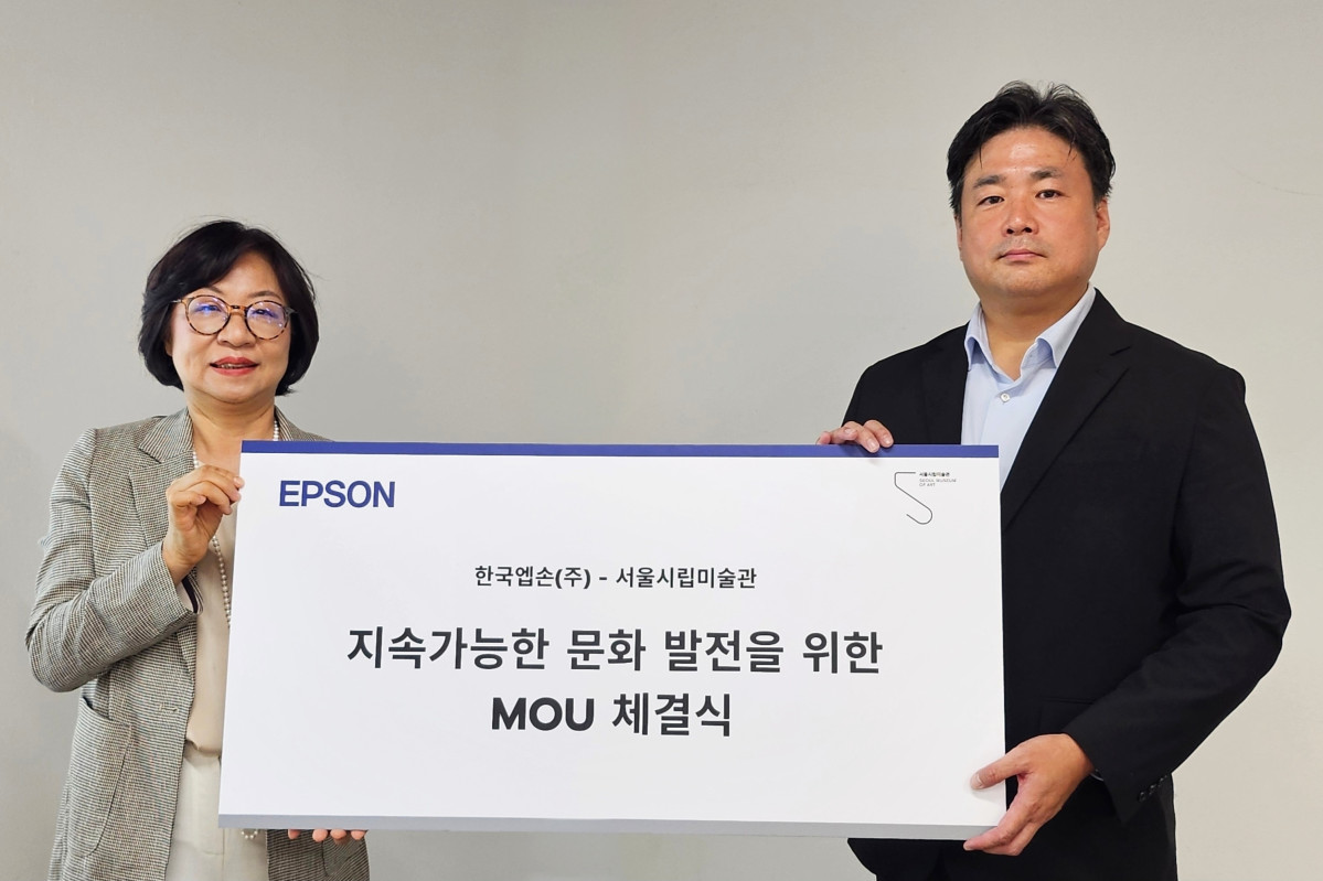 ▲(왼쪽부터) 최은주 서울시립미술관장, 모로후시 준 한국엡손 대표가 MOU 이후 기념사진을 촬영하고 있다. (자료제공=한국엡손)
