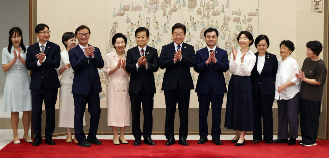 ▲이재명 대통령이 28일 용산 대통령실에서 임명장 수여식에 참석한 신임 국무위원, 국세청장 및 가족들과 기념촬영을 하고 있다.  (연합뉴스)