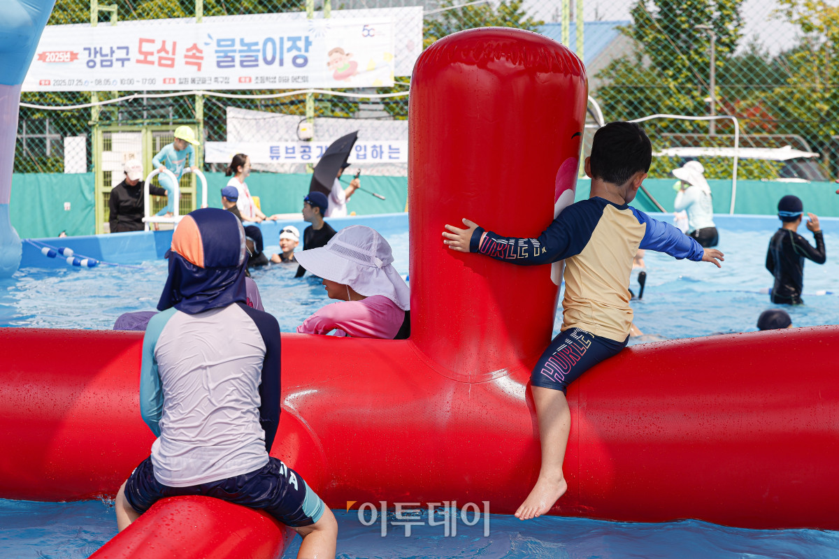 ▲28일 서울 강남구 일원에코파크 내 족구장에 마련된 강남구 도심 속 물놀이장에서 어린이들이 물놀이를 하며 더위를 식히고 있다. 25일부터 개장을 시작한 물놀이장은 내달 5일까지 무료로 운영한다. 운영시간은 매일 오전 10시부터 오후 5시까지이며, 오전과 오후 2회차로 회차별 300명, 하루 최대 600명이 이용할 수 있다. 한편 이날 전국적으로 폭염이 기승을 부리며 대부분 지역에 폭염 경보가 발령됐다. 기상청에 따르면 이날 서울의 낮 최고기온은 37도까지 오를 것으로 전망했다. 조현호 기자 hyunho@