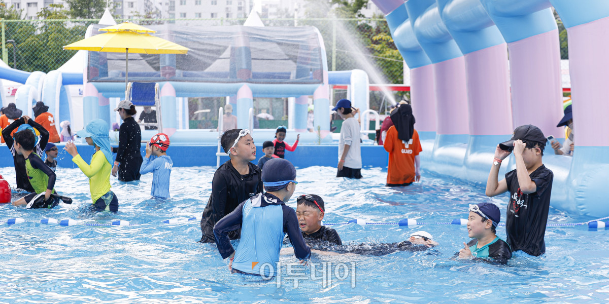 ▲28일 서울 강남구 일원에코파크 내 족구장에 마련된 강남구 도심 속 물놀이장에서 어린이들이 물놀이를 하며 더위를 식히고 있다. 25일부터 개장을 시작한 물놀이장은 내달 5일까지 무료로 운영한다. 운영시간은 매일 오전 10시부터 오후 5시까지이며, 오전과 오후 2회차로 회차별 300명, 하루 최대 600명이 이용할 수 있다. 한편 이날 전국적으로 폭염이 기승을 부리며 대부분 지역에 폭염 경보가 발령됐다. 기상청에 따르면 이날 서울의 낮 최고기온은 37도까지 오를 것으로 전망했다. 조현호 기자 hyunho@