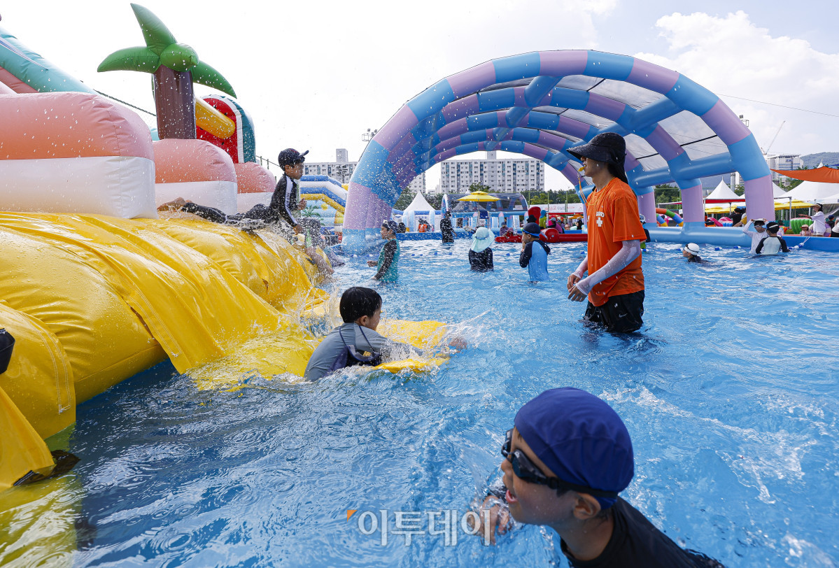 ▲28일 서울 강남구 일원에코파크 내 족구장에 마련된 강남구 도심 속 물놀이장에서 어린이들이 물놀이를 하며 더위를 식히고 있다. 25일부터 개장을 시작한 물놀이장은 내달 5일까지 무료로 운영한다. 운영시간은 매일 오전 10시부터 오후 5시까지이며, 오전과 오후 2회차로 회차별 300명, 하루 최대 600명이 이용할 수 있다. 한편 이날 전국적으로 폭염이 기승을 부리며 대부분 지역에 폭염 경보가 발령됐다. 기상청에 따르면 이날 서울의 낮 최고기온은 37도까지 오를 것으로 전망했다. 조현호 기자 hyunho@