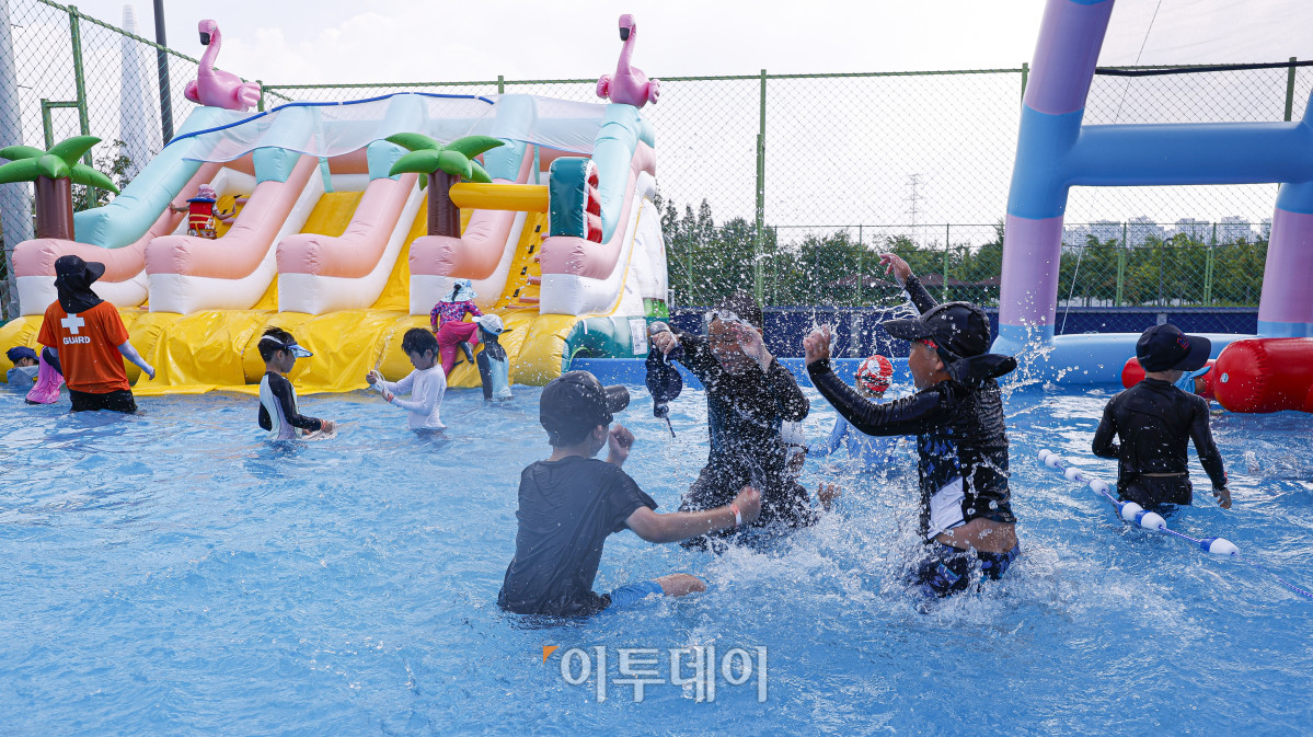 ▲28일 서울 강남구 일원에코파크 내 족구장에 마련된 강남구 도심 속 물놀이장에서 어린이들이 물놀이를 하며 더위를 식히고 있다. 25일부터 개장을 시작한 물놀이장은 내달 5일까지 무료로 운영한다. 운영시간은 매일 오전 10시부터 오후 5시까지이며, 오전과 오후 2회차로 회차별 300명, 하루 최대 600명이 이용할 수 있다. 한편 이날 전국적으로 폭염이 기승을 부리며 대부분 지역에 폭염 경보가 발령됐다. 기상청에 따르면 이날 서울의 낮 최고기온은 37도까지 오를 것으로 전망했다. 조현호 기자 hyunho@