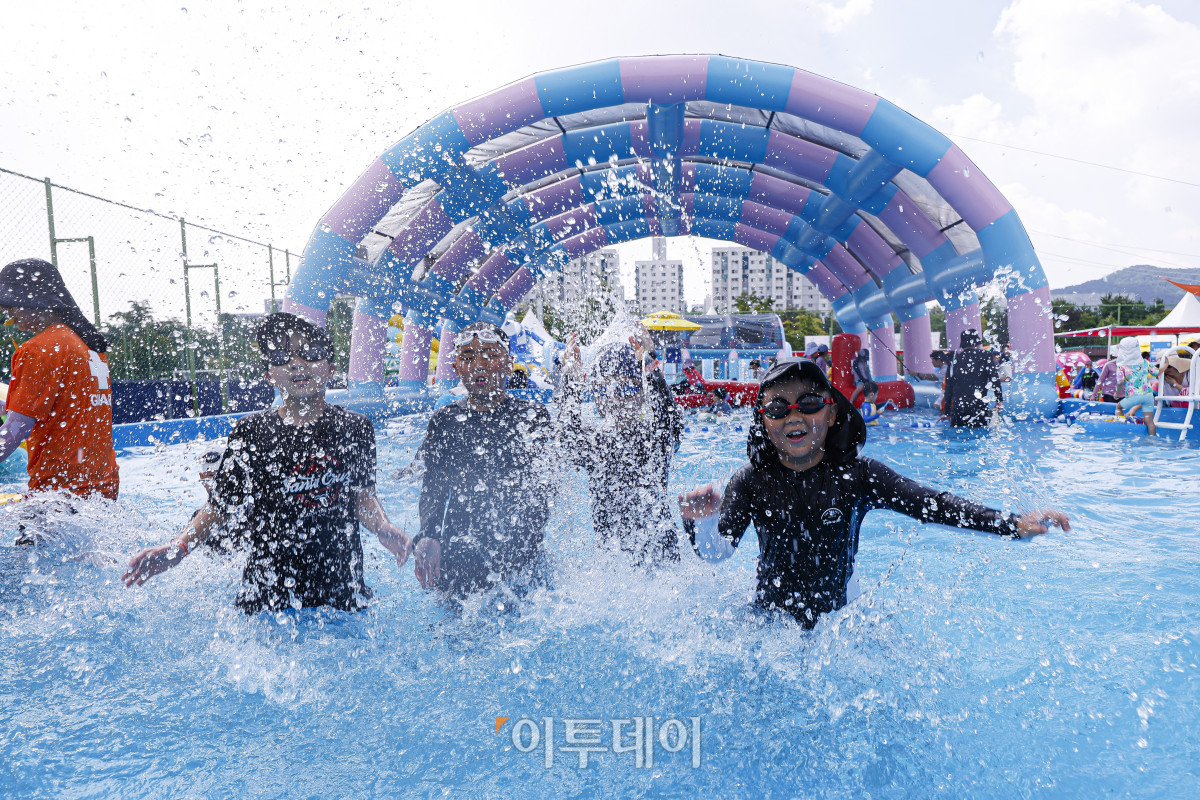▲28일 서울 강남구 일원에코파크 내 족구장에 마련된 강남구 도심 속 물놀이장에서 어린이들이 물놀이를 하며 더위를 식히고 있다. 25일부터 개장을 시작한 물놀이장은 내달 5일까지 무료로 운영한다. 운영시간은 매일 오전 10시부터 오후 5시까지이며, 오전과 오후 2회차로 회차별 300명, 하루 최대 600명이 이용할 수 있다. 한편 이날 전국적으로 폭염이 기승을 부리며 대부분 지역에 폭염 경보가 발령됐다. 기상청에 따르면 이날 서울의 낮 최고기온은 37도까지 오를 것으로 전망했다. 조현호 기자 hyunho@
