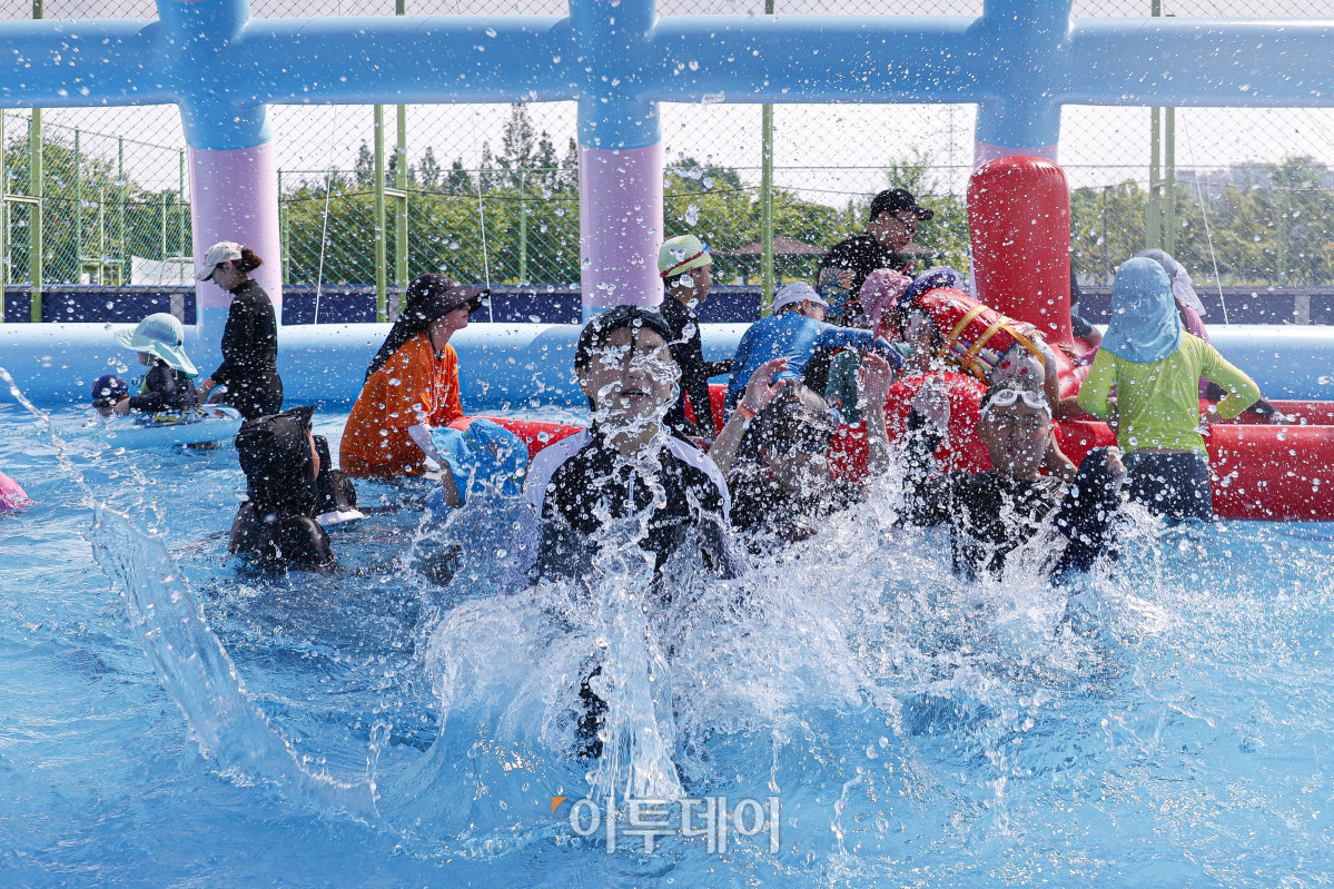▲28일 서울 강남구 일원에코파크 내 족구장에 마련된 강남구 도심 속 물놀이장에서 어린이들이 물놀이를 하며 더위를 식히고 있다. 25일부터 개장을 시작한 물놀이장은 내달 5일까지 무료로 운영한다. 운영시간은 매일 오전 10시부터 오후 5시까지이며, 오전과 오후 2회차로 회차별 300명, 하루 최대 600명이 이용할 수 있다. 한편 이날 전국적으로 폭염이 기승을 부리며 대부분 지역에 폭염 경보가 발령됐다. 기상청에 따르면 이날 서울의 낮 최고기온은 37도까지 오를 것으로 전망했다. 조현호 기자 hyunho@