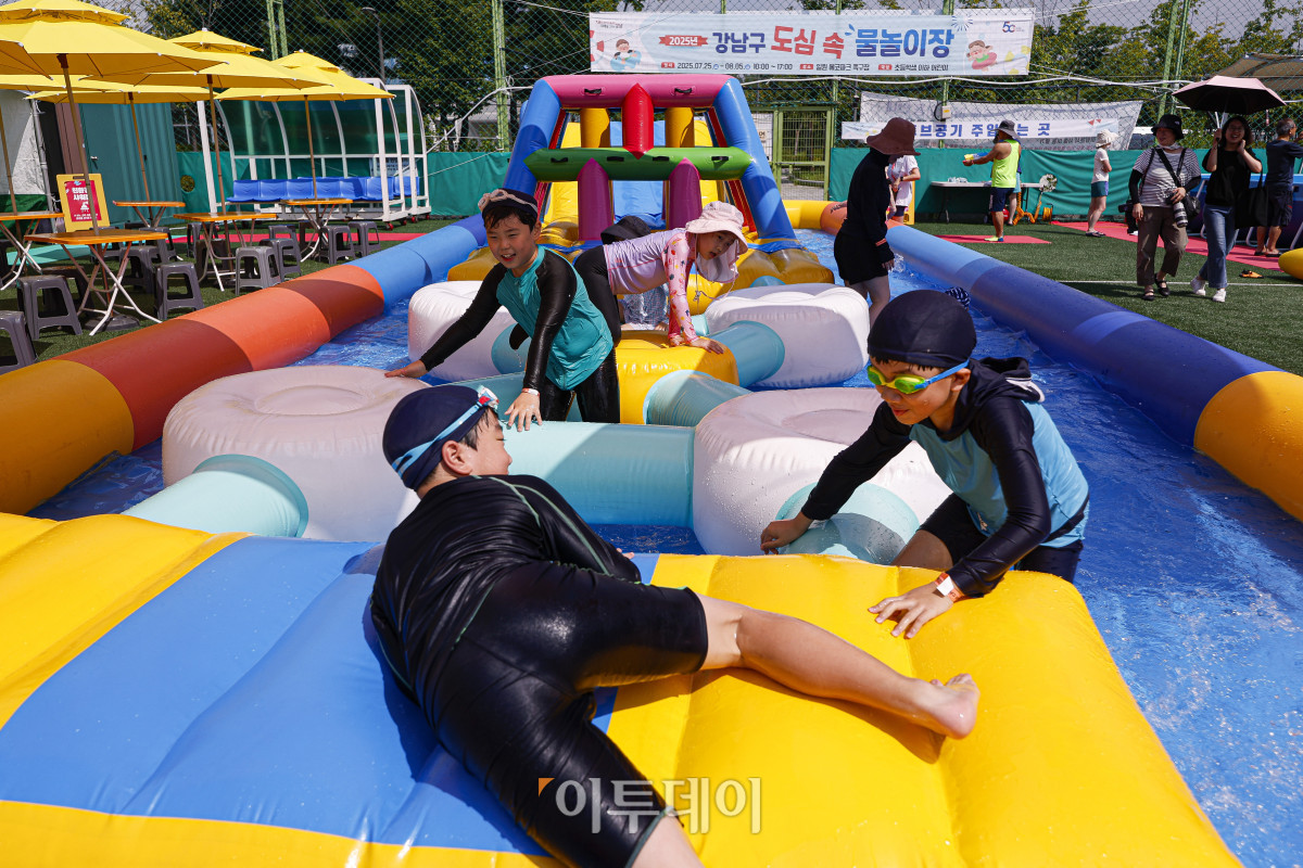 ▲28일 서울 강남구 일원에코파크 내 족구장에 마련된 강남구 도심 속 물놀이장에서 어린이들이 물놀이를 하며 더위를 식히고 있다. 25일부터 개장을 시작한 물놀이장은 내달 5일까지 무료로 운영한다. 운영시간은 매일 오전 10시부터 오후 5시까지이며, 오전과 오후 2회차로 회차별 300명, 하루 최대 600명이 이용할 수 있다. 한편 이날 전국적으로 폭염이 기승을 부리며 대부분 지역에 폭염 경보가 발령됐다. 기상청에 따르면 이날 서울의 낮 최고기온은 37도까지 오를 것으로 전망했다. 조현호 기자 hyunho@