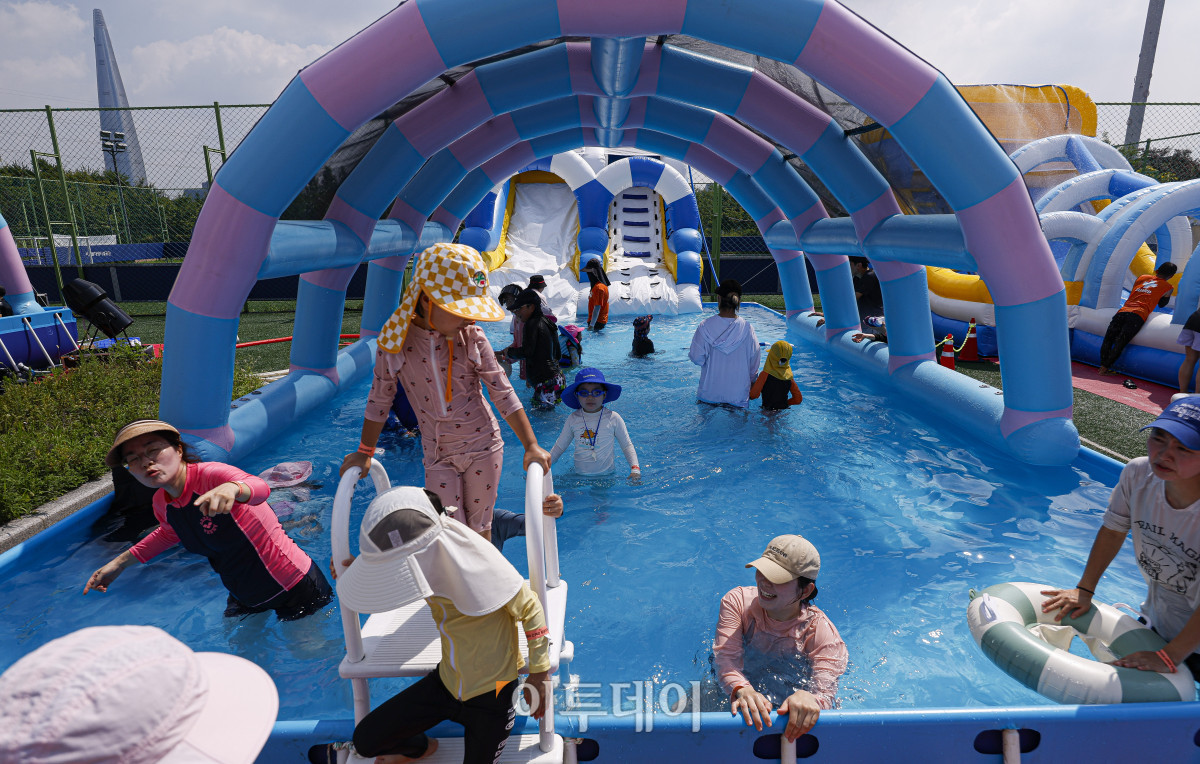 ▲28일 서울 강남구 일원에코파크 내 족구장에 마련된 강남구 도심 속 물놀이장에서 어린이들이 물놀이를 하며 더위를 식히고 있다. 25일부터 개장을 시작한 물놀이장은 내달 5일까지 무료로 운영한다. 운영시간은 매일 오전 10시부터 오후 5시까지이며, 오전과 오후 2회차로 회차별 300명, 하루 최대 600명이 이용할 수 있다. 한편 이날 전국적으로 폭염이 기승을 부리며 대부분 지역에 폭염 경보가 발령됐다. 기상청에 따르면 이날 서울의 낮 최고기온은 37도까지 오를 것으로 전망했다. 조현호 기자 hyunho@