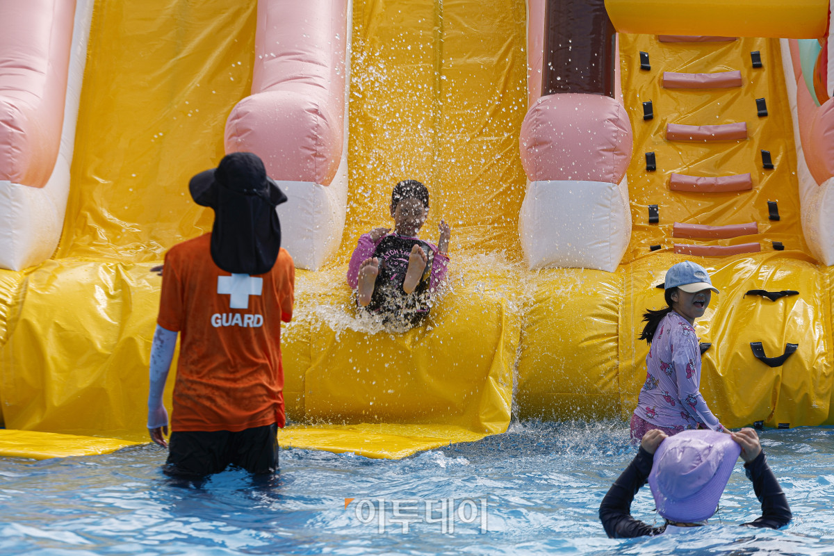 ▲28일 서울 강남구 일원에코파크 내 족구장에 마련된 강남구 도심 속 물놀이장에서 어린이들이 물놀이를 하며 더위를 식히고 있다. 25일부터 개장을 시작한 물놀이장은 내달 5일까지 무료로 운영한다. 운영시간은 매일 오전 10시부터 오후 5시까지이며, 오전과 오후 2회차로 회차별 300명, 하루 최대 600명이 이용할 수 있다. 한편 이날 전국적으로 폭염이 기승을 부리며 대부분 지역에 폭염 경보가 발령됐다. 기상청에 따르면 이날 서울의 낮 최고기온은 37도까지 오를 것으로 전망했다. 조현호 기자 hyunho@