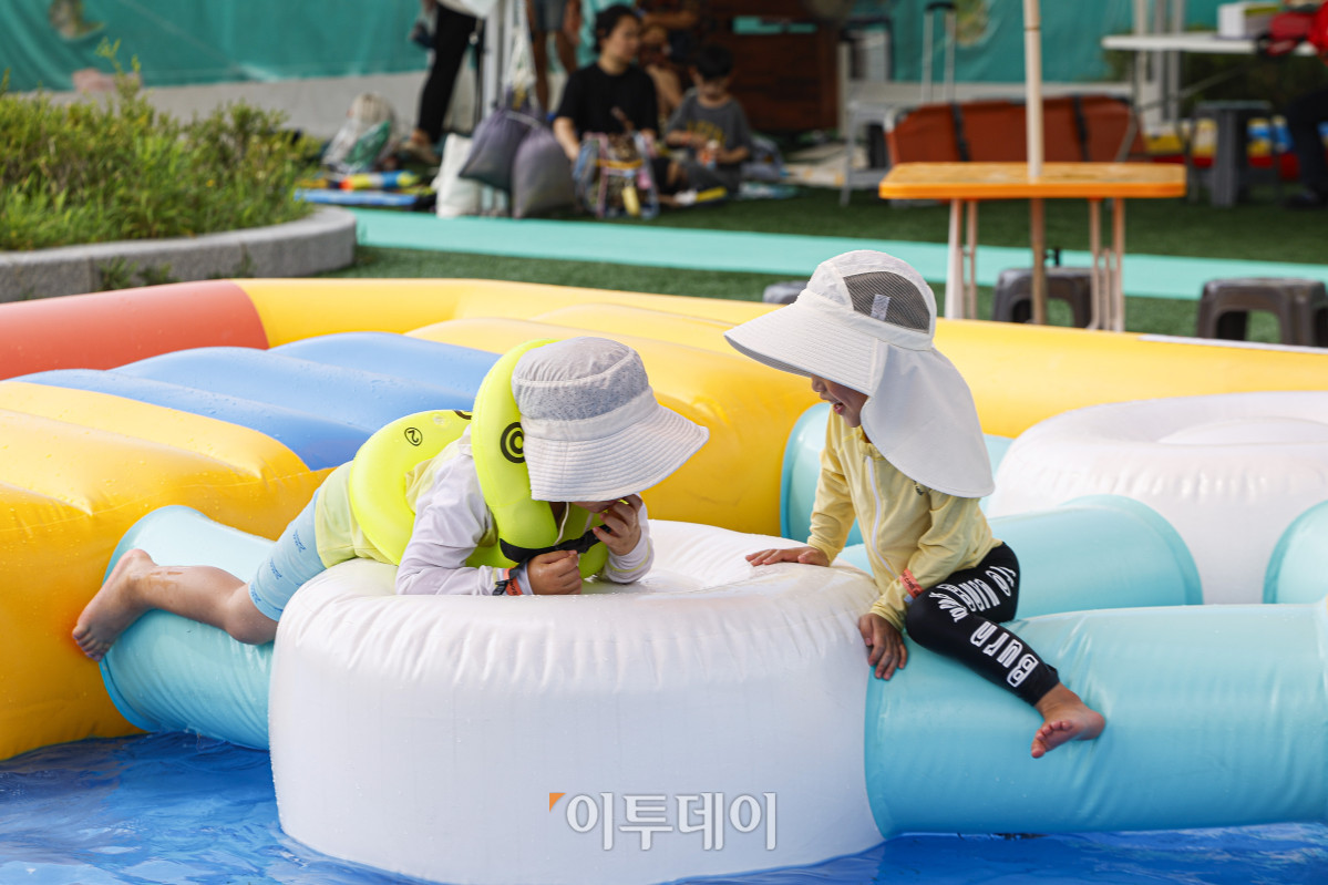 ▲28일 서울 강남구 일원에코파크 내 족구장에 마련된 강남구 도심 속 물놀이장에서 어린이들이 물놀이를 하며 더위를 식히고 있다. 25일부터 개장을 시작한 물놀이장은 내달 5일까지 무료로 운영한다. 운영시간은 매일 오전 10시부터 오후 5시까지이며, 오전과 오후 2회차로 회차별 300명, 하루 최대 600명이 이용할 수 있다. 한편 이날 전국적으로 폭염이 기승을 부리며 대부분 지역에 폭염 경보가 발령됐다. 기상청에 따르면 이날 서울의 낮 최고기온은 37도까지 오를 것으로 전망했다. 조현호 기자 hyunho@