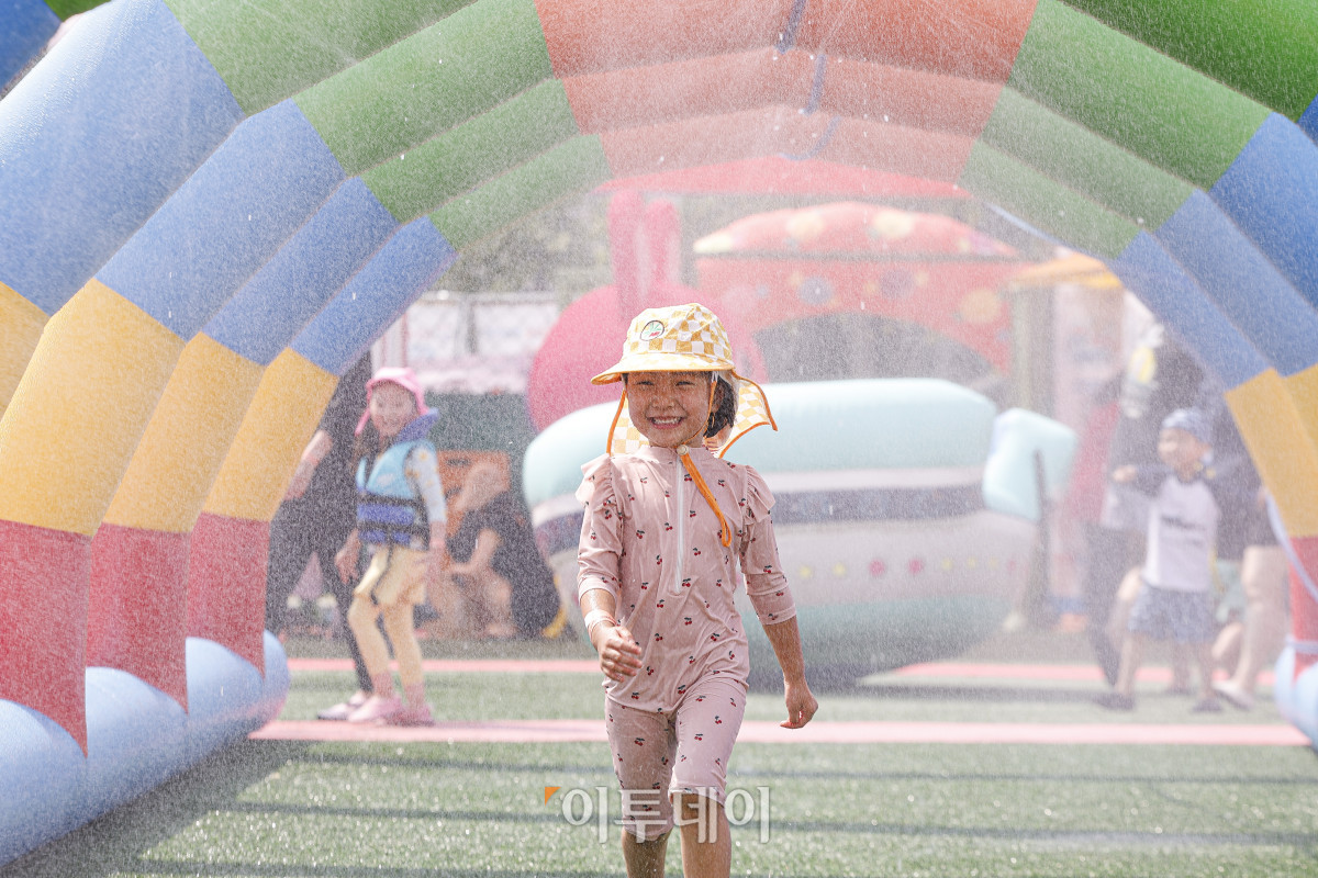 ▲28일 서울 강남구 일원에코파크 내 족구장에 마련된 강남구 도심 속 물놀이장에서 어린이들이 물놀이를 하며 더위를 식히고 있다. 25일부터 개장을 시작한 물놀이장은 내달 5일까지 무료로 운영한다. 운영시간은 매일 오전 10시부터 오후 5시까지이며, 오전과 오후 2회차로 회차별 300명, 하루 최대 600명이 이용할 수 있다. 한편 이날 전국적으로 폭염이 기승을 부리며 대부분 지역에 폭염 경보가 발령됐다. 기상청에 따르면 이날 서울의 낮 최고기온은 37도까지 오를 것으로 전망했다. 조현호 기자 hyunho@