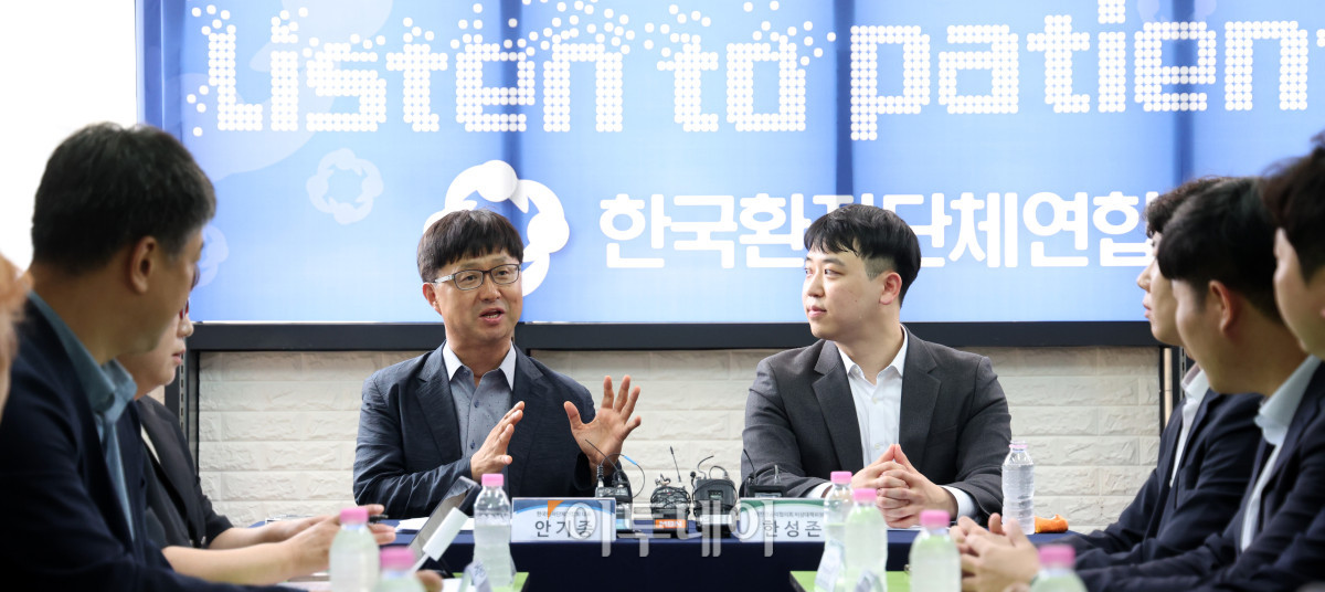 ▲안기종 한국환자단체연합회 대표가 28일 서울 영등포구 한국환자단체연합회에서 한성존 대한전공의협의회 비상대책위원장과 만나 환자, 전공의 각 입장과 상황에 대해 발언하고 있다. 조현호 기자 hyunho@