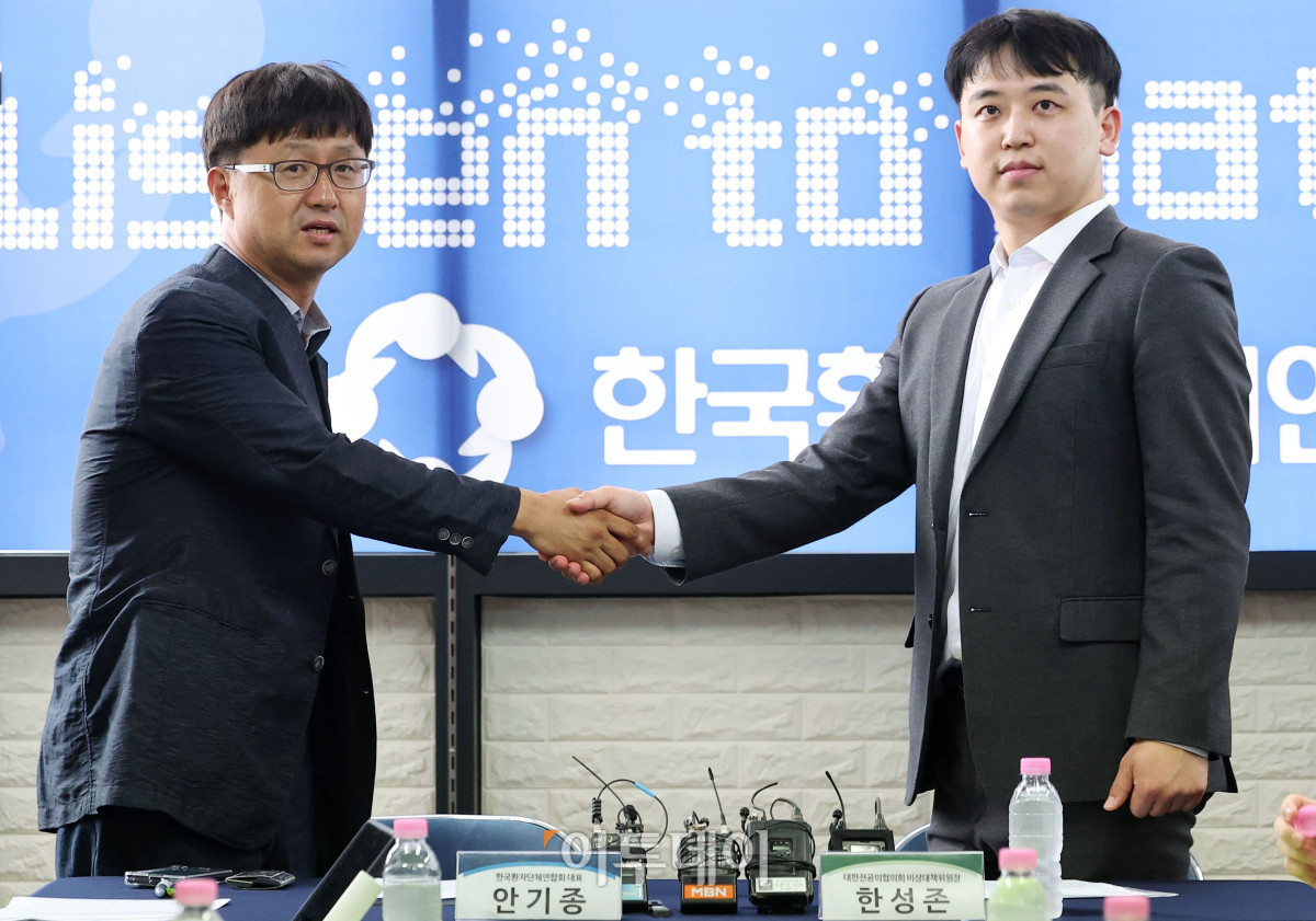 ▲안기종(왼쪽) 한국환자단체연합회 대표와 한성존 대한전공의협의회 비상대책위원장이 28일 서울 영등포구 한국환자단체연합회에서 환자, 전공의 각 입장과 상황을 이야기하기 위해 만나 인사를 나누고 있다. 조현호 기자 hyunho@