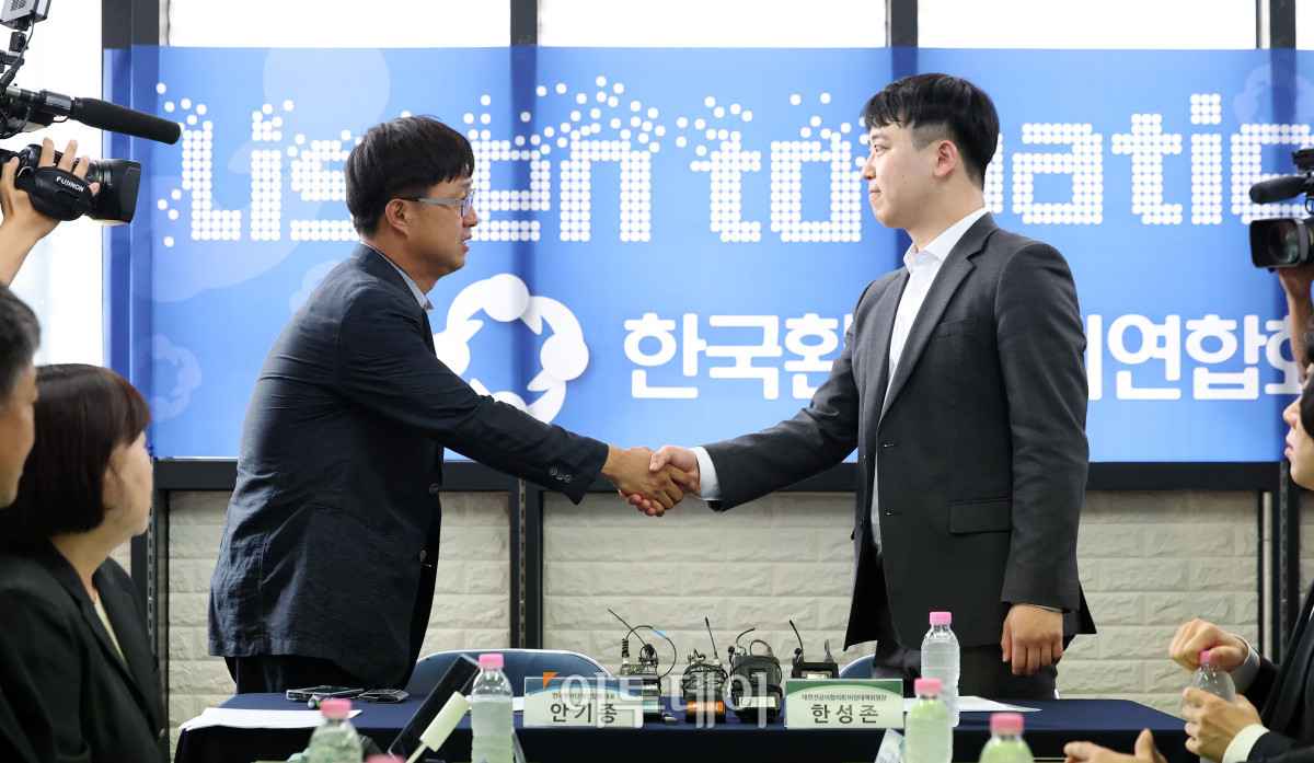 ▲안기종(왼쪽) 한국환자단체연합회 대표와 한성존 대한전공의협의회 비상대책위원장이 28일 서울 영등포구 한국환자단체연합회에서 환자, 전공의 각 입장과 상황을 이야기하기 위해 만나 인사를 나누고 있다. 조현호 기자 hyunho@