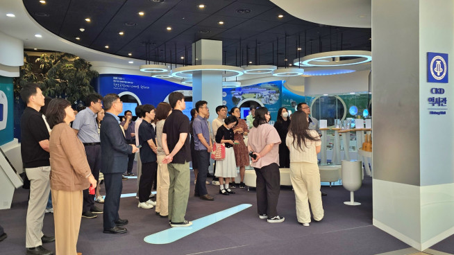 ▲종근당 스마트팩토리에서 열린 제약바이오 오픈하우스에서 참가자들이 둘러보고 있다. (사진제공=한국제약바이오협회)