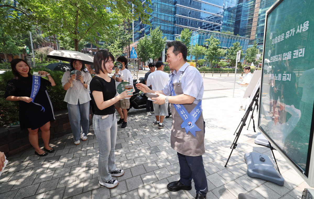 ▲28일 서울 금천구 가산디지털단지의 한 거리에서 직장인들이 고용노동부에서 제공하는 무료 커피를 받아가고 있다. 이날 캠페인은 고용부가 ‘일하는 당신, 당당하게 누려라’란 주제로 하계 휴가철을 맞아 자유로운 휴가 사용 등의 메시지 전달을 위해 마련했다. 신태현 기자 holjjak@