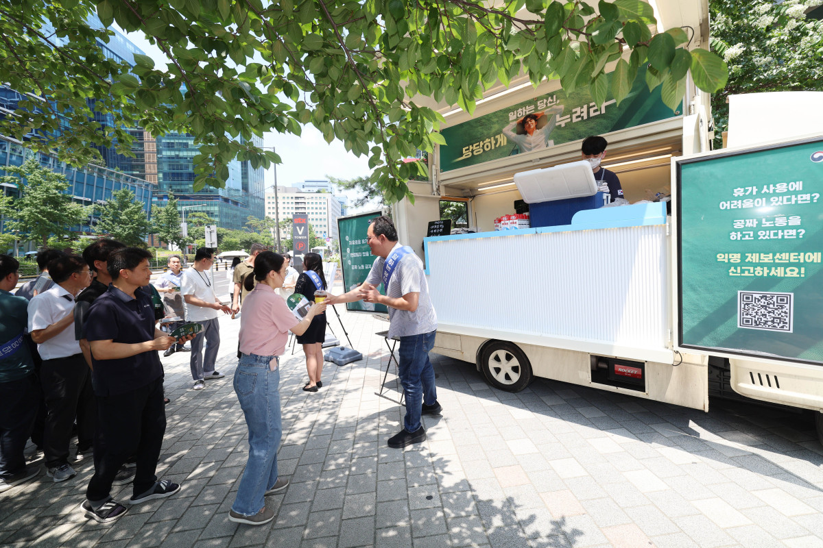 ▲28일 서울 금천구 가산디지털단지의 한 거리에서 직장인들이 고용노동부에서 제공하는 무료 커피를 받아가고 있다. 이날 캠페인은 고용부가 ‘일하는 당신, 당당하게 누려라’란 주제로 하계 휴가철을 맞아 자유로운 휴가 사용 등의 메시지 전달을 위해 마련했다. 신태현 기자 holjjak@