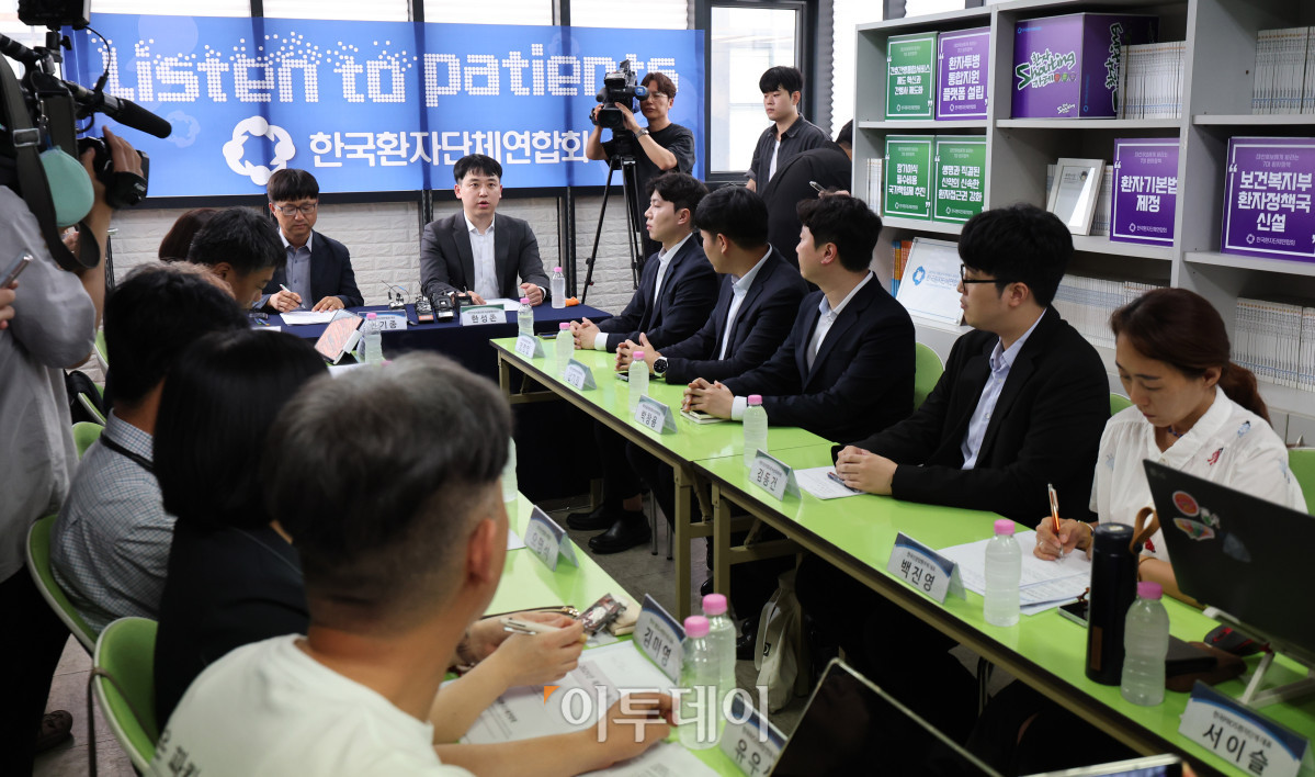 ▲한성존 대한전공의협의회 비상대책위원장이 28일 서울 영등포구 한국환자단체연합회에서 안기종 한국환자단체연합회 대표와 만나 환자, 전공의 각 입장과 상황에 대해 발언하고 있다. 조현호 기자 hyunho@