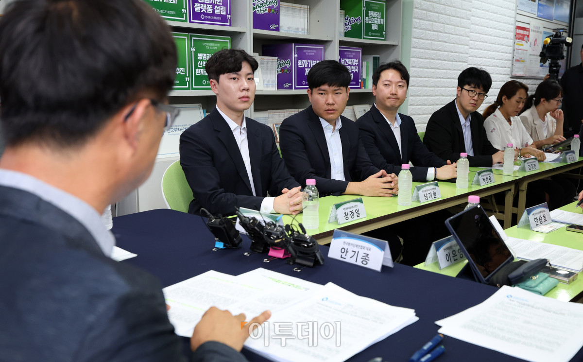 ▲28일 서울 영등포구 한국환자단체연합회에서 전공의들이 안기종 한국환자단체연합회 대표의 발언을 경청하고 있다. 조현호 기자 hyunho@