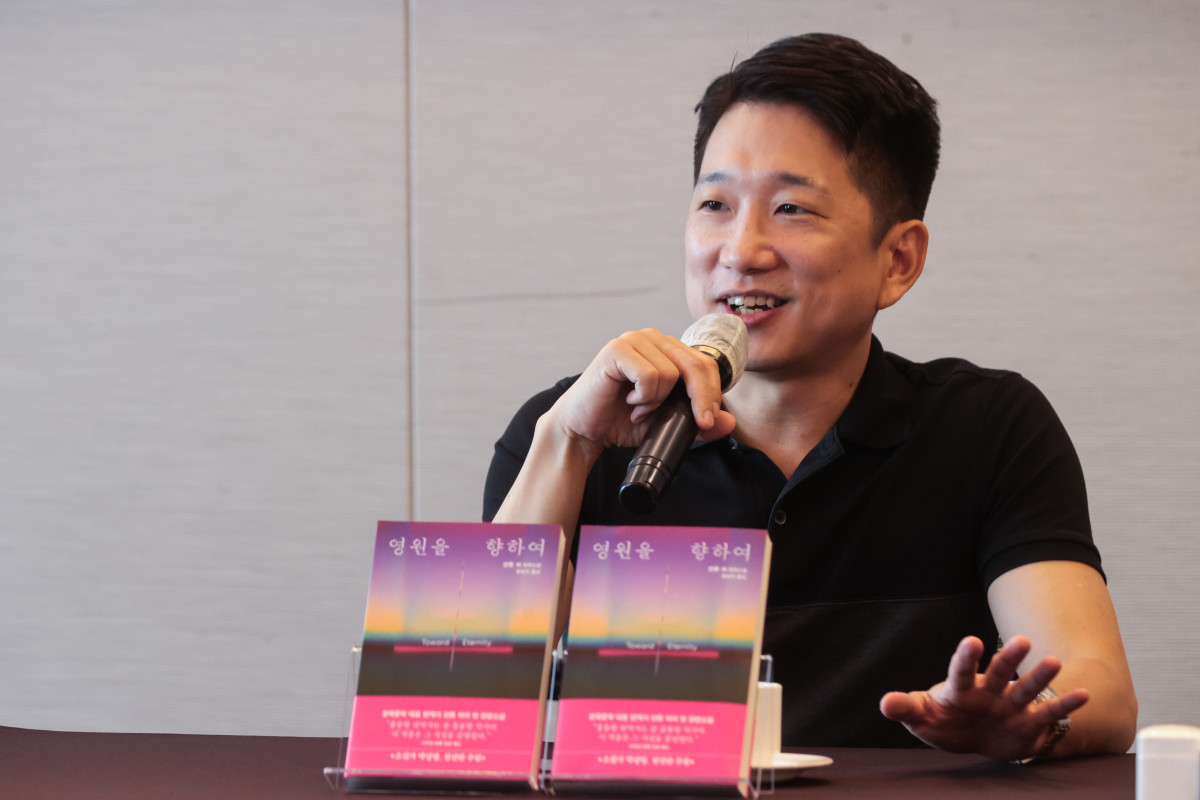 ▲안톤 허 번역가 겸 소설가가 28일 서울 중구 프레스센터에서 열린 신작 소설 '영원을 향하여' 출간기념 기자간담회에서 인사말을 하고 있다. (연합뉴스)