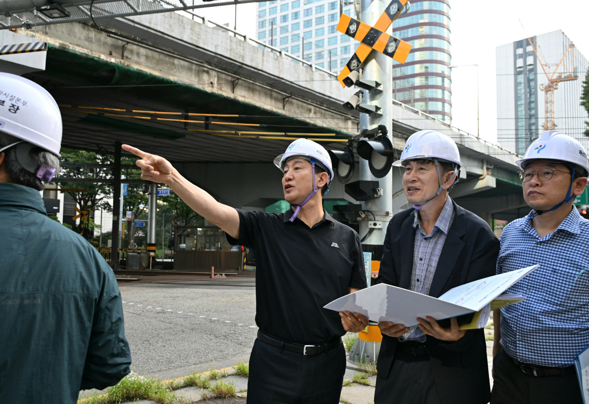 ▲오세훈 서울시장이 28일 중구 서소문고가차도 철거를 앞두고 현장을 방문해 주변 교통 흐름을 확인하고 있다. (서울시)