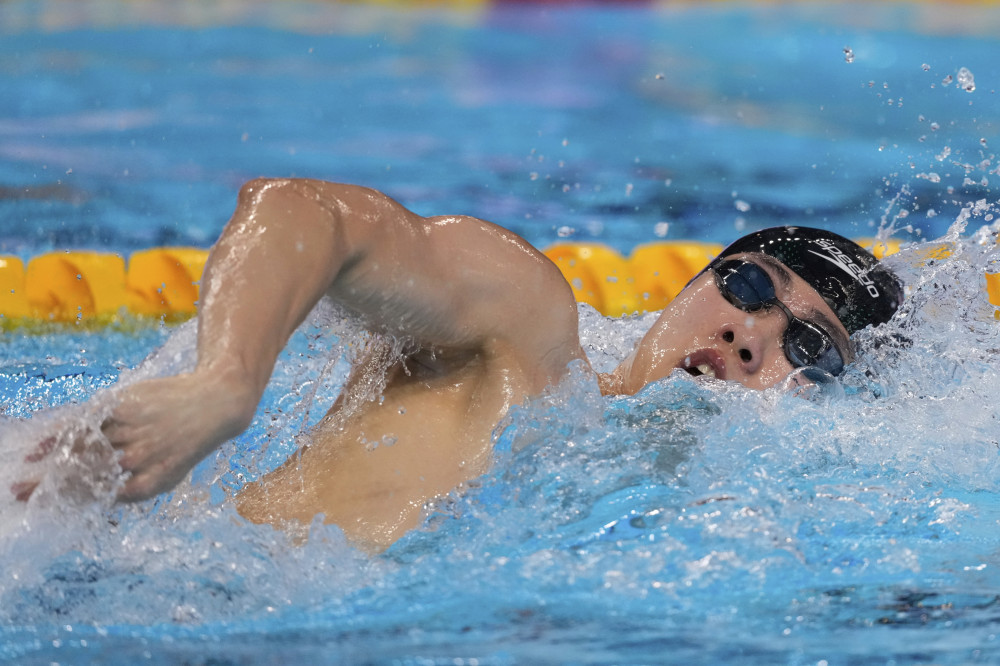 ▲28일(현지시간) 싱가포르 세계수영선수권 남자 자유형 200ｍ 예선에서 한국의 황선우가 레이스를 펼치고 있다.  (AP/연합뉴스)