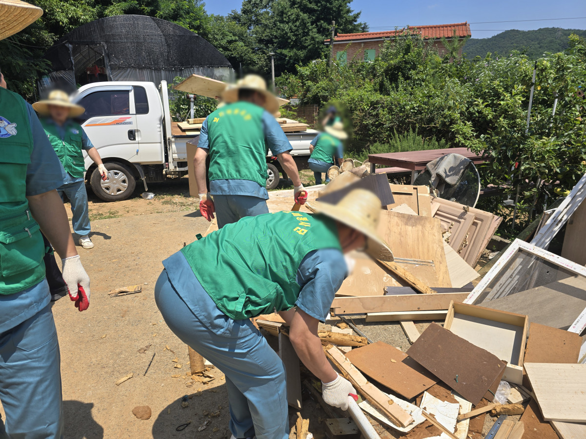 ▲법무부 보라미봉사단이 수해복구 현장에서 작업을 진행하고 있다.  (법무부)