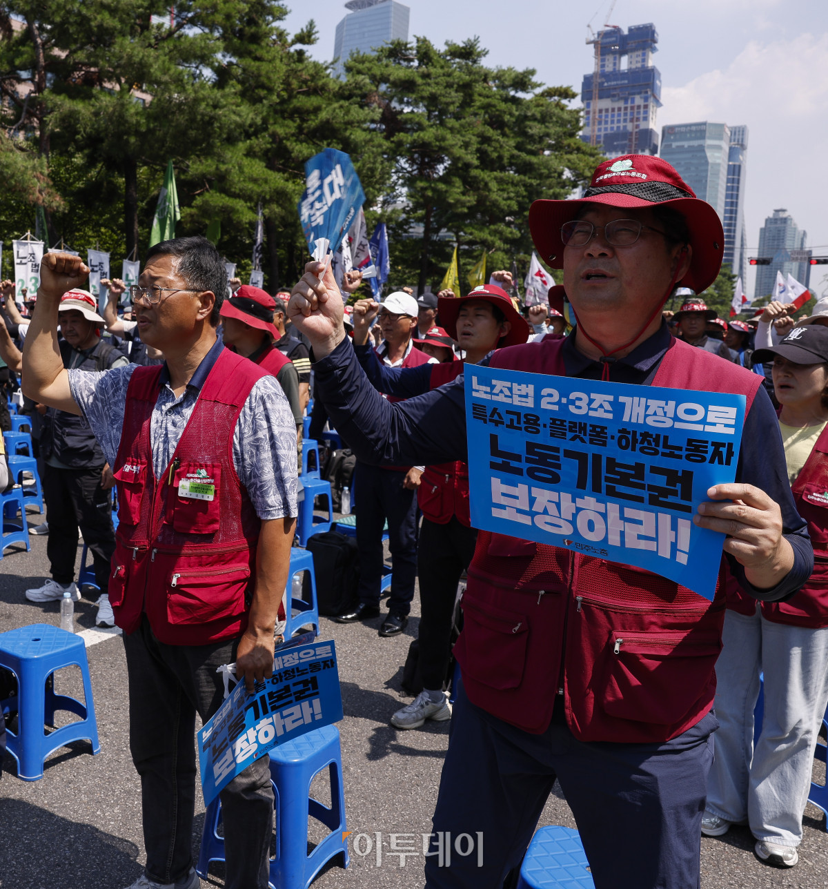 ▲전국민주노동조합총연맹 조합원들이 28일 서울 여의도 국회의사당역 앞에서 열린 20년을 기다렸다. 국회는 지금 당장 노조법 2·3조 개정하고 즉각 시행하라! 민주노총 긴급 결의대회에서 구호를 외치고 있다. 조현호 기자 hyunho@