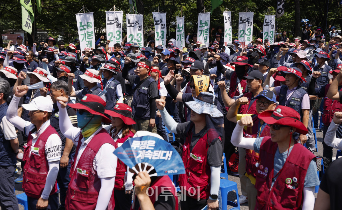 ▲전국민주노동조합총연맹 조합원들이 28일 서울 여의도 국회의사당역 앞에서 열린 20년을 기다렸다. 국회는 지금 당장 노조법 2·3조 개정하고 즉각 시행하라! 민주노총 긴급 결의대회에서 구호를 외치고 있다. 조현호 기자 hyunho@