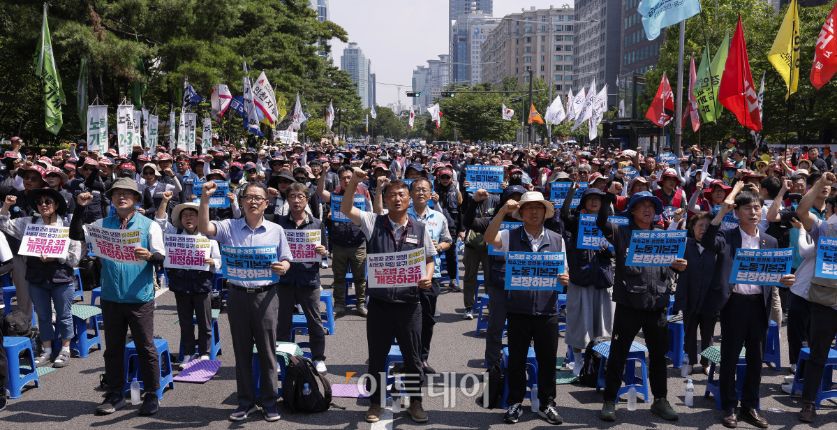 ▲양경수 전국민주노동조합총연맹 위원장과 조합원들이 28일 서울 여의도 국회의사당역 앞에서 열린 20년을 기다렸다. 국회는 지금 당장 노조법 2·3조 개정하고 즉각 시행하라! 민주노총 긴급 결의대회에서 구호를 외치고 있다. 조현호 기자 hyunho@