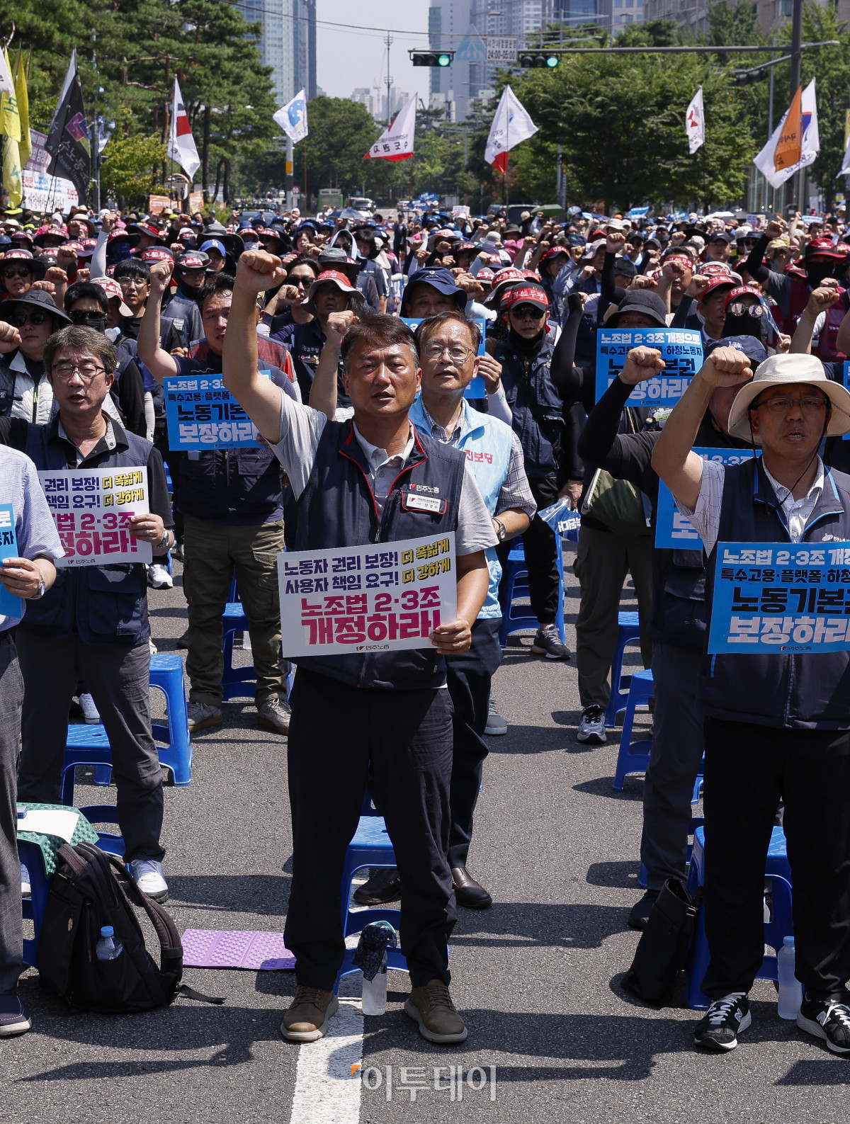 ▲양경수 전국민주노동조합총연맹 위원장과 조합원들이 28일 서울 여의도 국회의사당역 앞에서 열린 20년을 기다렸다. 국회는 지금 당장 노조법 2·3조 개정하고 즉각 시행하라! 민주노총 긴급 결의대회에서 구호를 외치고 있다. 조현호 기자 hyunho@