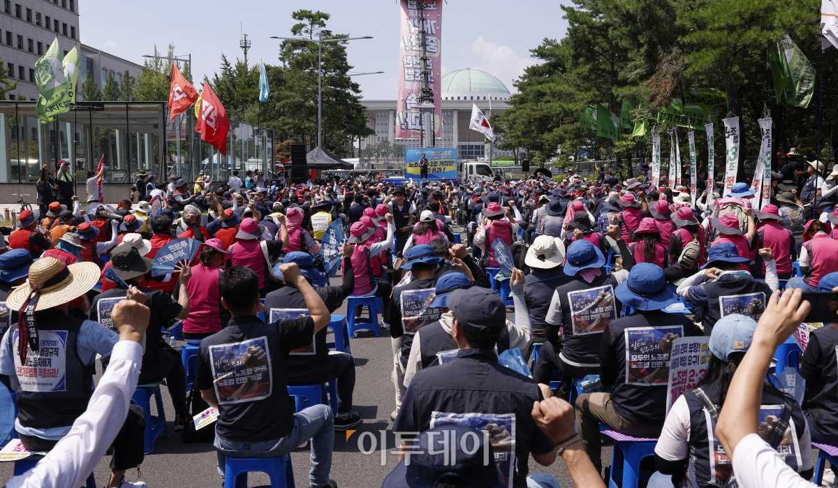 ▲전국민주노동조합총연맹 조합원들이 28일 서울 여의도 국회의사당역 앞에서 열린 20년을 기다렸다. 국회는 지금 당장 노조법 2·3조 개정하고 즉각 시행하라! 민주노총 긴급 결의대회에서 구호를 외치고 있다. 조현호 기자 hyunho@