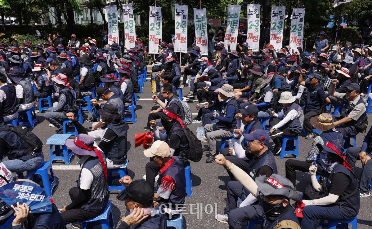 ▲전국민주노동조합총연맹 조합원들이 28일 서울 여의도 국회의사당역 앞에서 열린 20년을 기다렸다. 국회는 지금 당장 노조법 2·3조 개정하고 즉각 시행하라! 민주노총 긴급 결의대회에서 구호를 외치고 있다. 조현호 기자 hyunho@