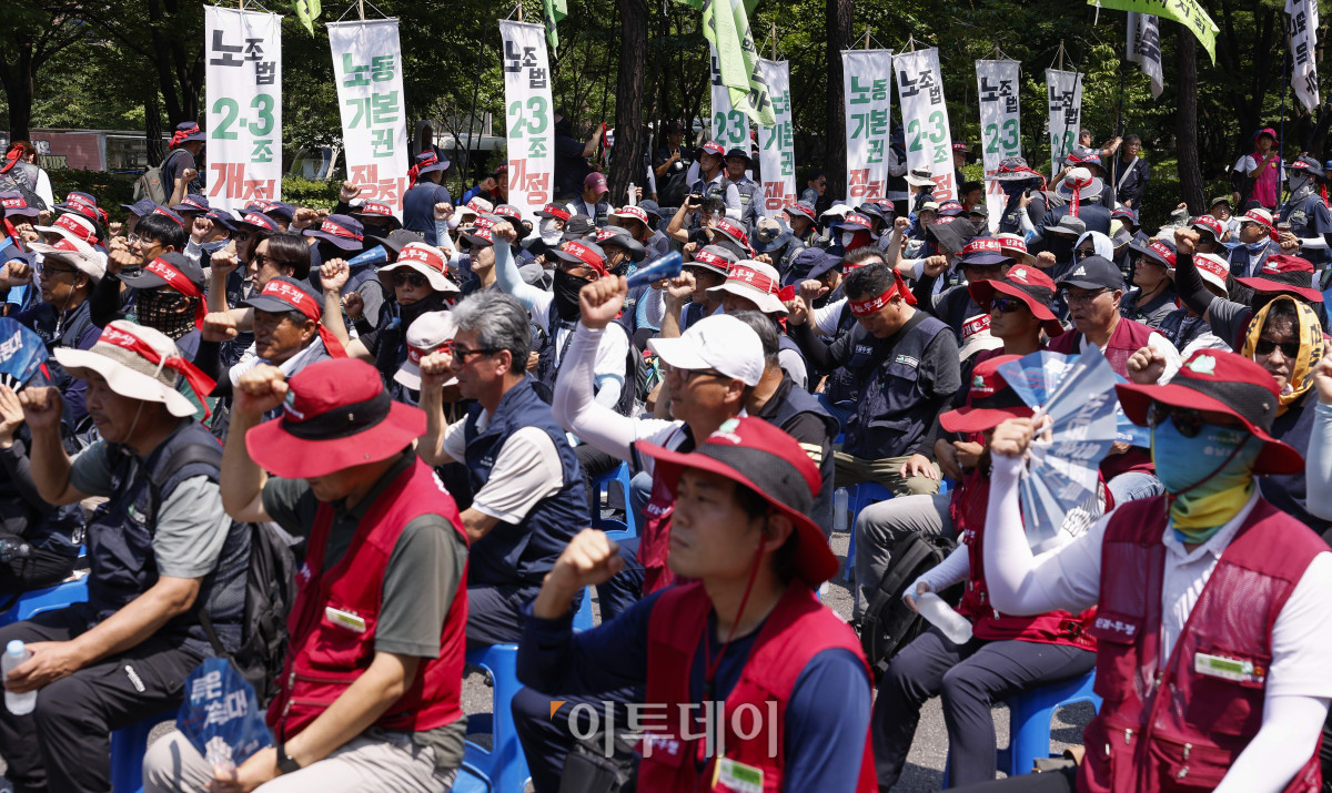 ▲전국민주노동조합총연맹 조합원들이 28일 서울 여의도 국회의사당역 앞에서 열린 20년을 기다렸다. 국회는 지금 당장 노조법 2·3조 개정하고 즉각 시행하라! 민주노총 긴급 결의대회에서 구호를 외치고 있다. 조현호 기자 hyunho@